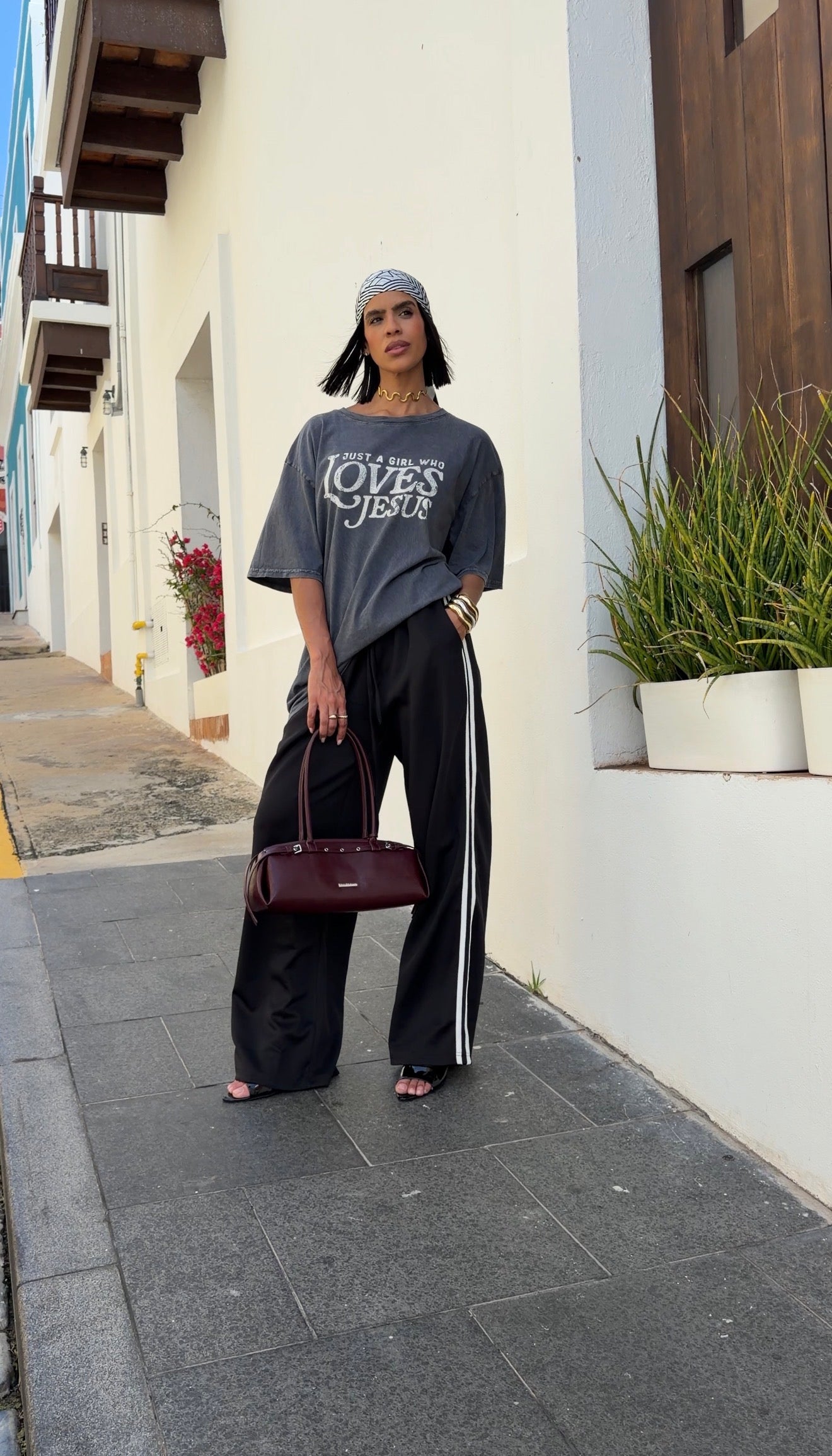 Loves Jesus Oversized Tee