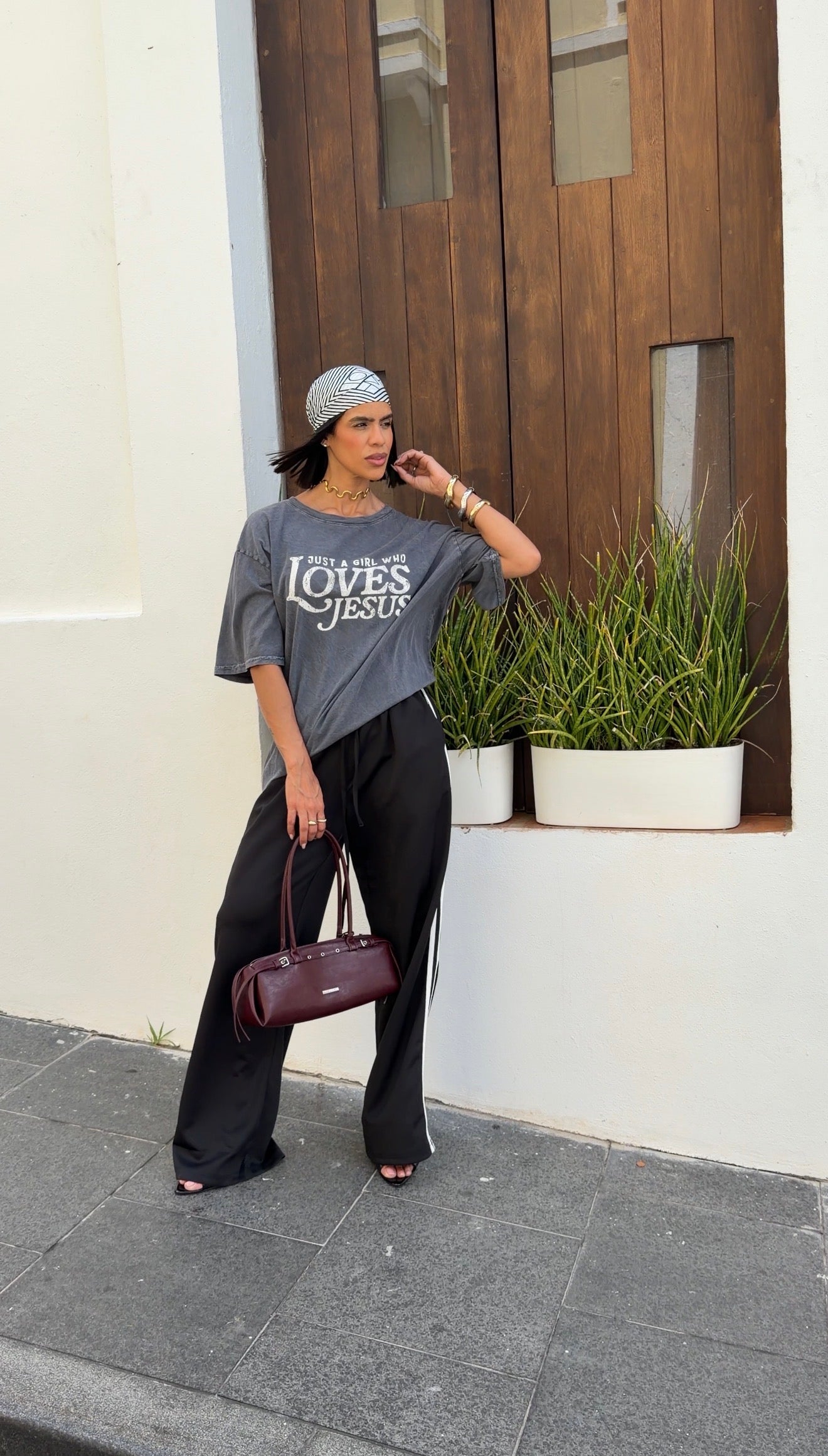 Loves Jesus Oversized Tee